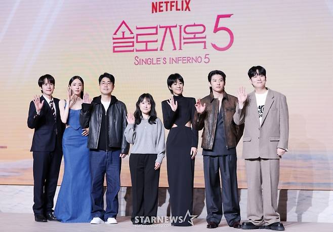 가수 규현, 배우 이다희, 김재원 PD, 방송인 홍진경, 덱스, 한해, 박수지 PD가 14일 서울 마포구 호텔나루에서 진행된 넷플릭스 예능 '솔로지옥 시즌5' 제작발표회에 참석해 포즈를 취하고 있다. /2026.01.14 /사진=김휘선 hwijpg@