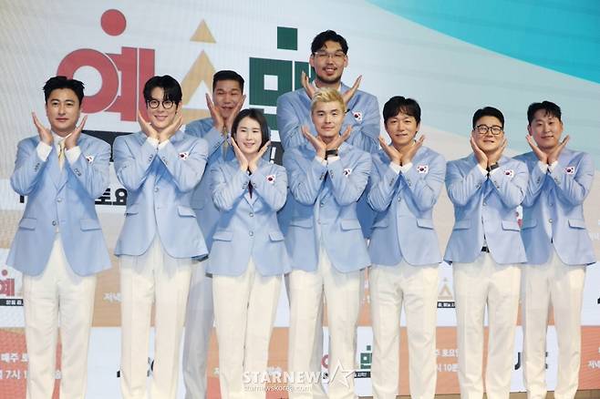 안정환, 박태환, 서장훈, 기보배, 김영광, 하승진, 김남일, 이형택, 윤석민이 14일 오후 서울 영등포구 페어몬트 앰배서더 호텔에서 진행된 JTBC 예능 '예스맨' 제작발표회에 참석해 포즈를 취하고 있다.  레전드 스포츠 스타들의 치열한 예능 생존전 ‘예스맨’은 오는 17일 첫 방송된다. /2026.01.14 /사진=이동훈 photoguy@