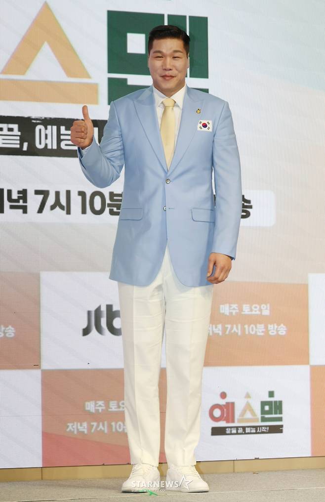 방송인 서장훈이 14일 오후 서울 영등포구 페어몬트 앰배서더 호텔에서 진행된 JTBC 예능 '예스맨' 제작발표회에 참석해 포즈를 취하고 있다.  레전드 스포츠 스타들의 치열한 예능 생존전 ‘예스맨’은 오는 17일 첫 방송된다. /2026.01.14 /사진=이동훈 photoguy@