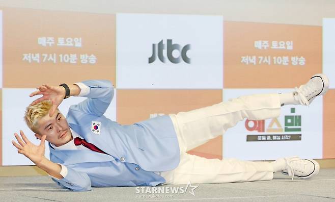 전 축구선수 김영광이 14일 오후 서울 영등포구 페어몬트 앰배서더 호텔에서 진행된 JTBC 예능 '예스맨' 제작발표회에 참석해 포즈를 취하고 있다.  레전드 스포츠 스타들의 치열한 예능 생존전 ‘예스맨’은 오는 17일 첫 방송된다. /2026.01.14 /사진=이동훈 photoguy@