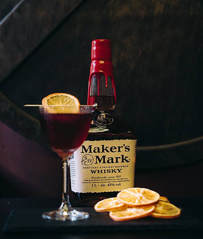 아난타라 산토리니 아부다비 리트리트에서는 다채로운 액티비티 클래스를 제공한다. 아랍식 향수 워크숍에서는 시그니처향과 단 하나뿐인 맞춤 향수를 제작할 수 있으며, 전문 믹솔로지 클래스에서는 맞춤형 칵테일을 직접 제조해볼 수 있다. 스파르타 스타일로 꾸며진 아난타라 산토리니 아부다비 리트리트의 시가 라운지에서 진행한 칵테일 클래스. 메이커스 마크 버번 위스키와 리조트에서 직접 재배한 대추야자, 오렌지를 넣어 만든 칵테일&nbsp;