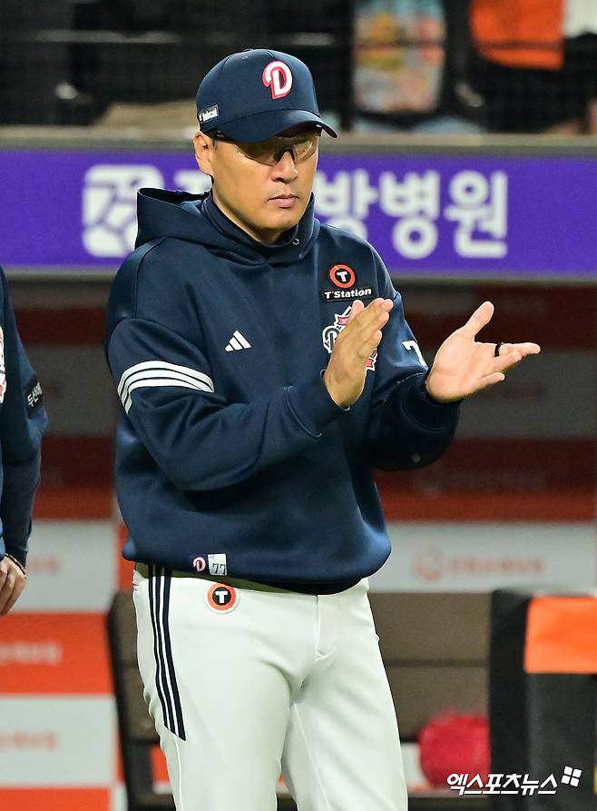 이승엽 전 감독이 2026시즌 요미우리 자이언츠 1군 타격코치 부임을 앞두고 본인 SNS 계정을 통해 새해 다짐을 전달했다. 이 전 감독은 2023시즌 두산 사령탑 부임 뒤 2년 연속 가을야구 진출을 이끌었다. 하지만 이 전 감독은 2025시즌 초반부터 팀 성적 부진이 이어지자 중도 자진 사퇴를 선택했다. 이 전 감독은 지난해 가을 요미우리 가을 캠프에 인스트럭터로 참가한 뒤 정식 코치 제안을 받아 이를 수락했다. 엑스포츠뉴스 DB