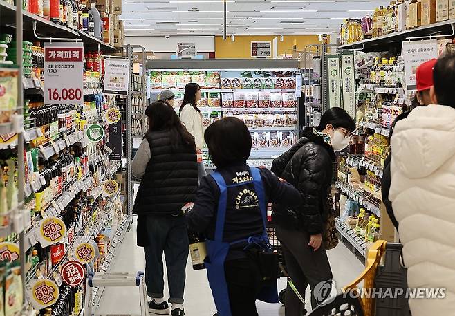 고환율에 수입 물가 상승 (서울=연합뉴스) 이재희 기자 = 지난해 12월 24일 서울의 한 대형마트에서 시민들이 장을 보고 있다. 2025.12.24 scape@yna.co.kr