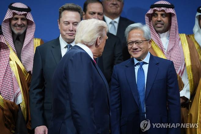 도널드 트럼프 대통령이 지난해 11월 19일(현지시간) 미국 워싱턴 D.C. 케네디센터에서 열린 사우디투자포럼에서 젠슨 황 엔비디아 최고경영자(CEO)와 대화하고 있다. [AP=연합뉴스 자료사진]