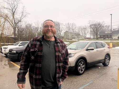 인터뷰 중인 이리 카운티 주민 제시 제임스 씨 (이리[미 펜실베이니아주]=연합뉴스) 이유미 특파원 = 지난 7일(현지시간) 미국 펜실베이니아주 이리카운티 한 저가형 할인매장 앞에서 만난 제시 제임스(43) 씨가 인터뷰 요청에 응하고 있다. 2026.1.14