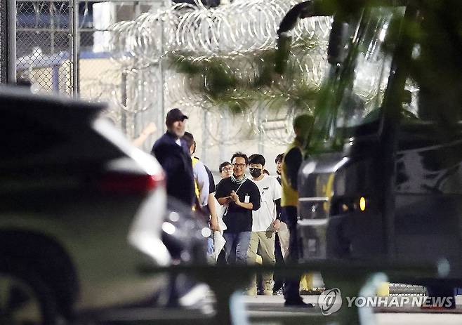 미 조지아주 한국 노동자들 집단구금 사태 이민단속으로 체포됐던 현대차-LG엔솔 배터리공장 건설 현장 직원들이 애틀란타 공항으로 향하기 위해 지난해 9월 11일(현지시간) 미국 조지아주 포크스턴의 이민세관단속국(ICE) 구금시설을 나서는 장면. 2026.1.14   [연합뉴스 자료사진] photo@yna.co.kr