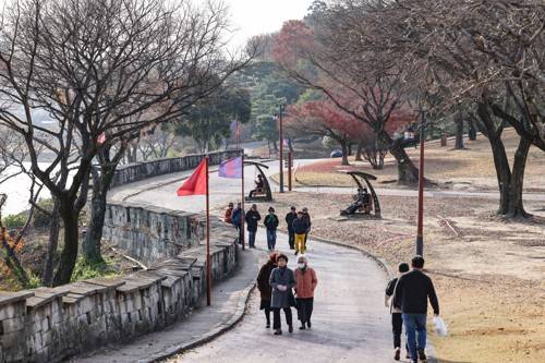 진주성에서 산책하는 시민들[사진/임헌정 기자]
