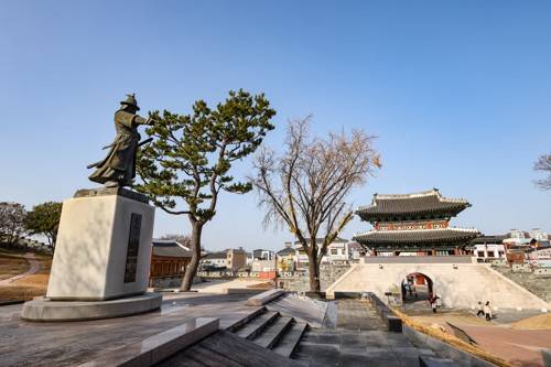 공북문과 김시민 장군 동상[사진/임헌정 기자]