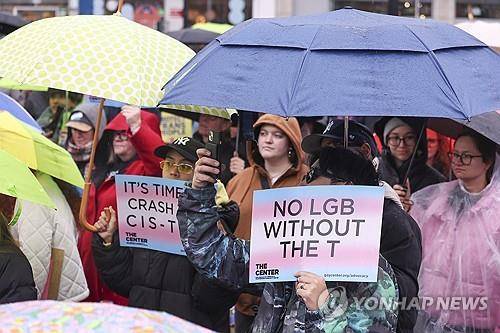 트랜스젠더 권리 지지 시위 (뉴욕 EPA=연합뉴스 자료사진) 2026년 1월 10일 미국 뉴욕의 유니언 스퀘어에서 트랜스젠더 권리를 지지하는 시위가 열리고 있다. (EPA/SARAH YENESEL) 2026.1.14.
