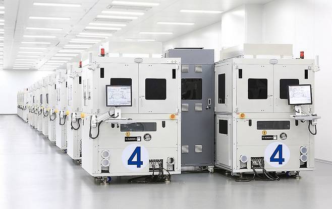 한미반도체, HBM4용 제조 장비 'TC 본더 4' 생산 돌입 (서울=연합뉴스) 한미반도체는 6세대 고대역폭 메모리(HBM) 'HBM4'의 제조 장비인 'TC 본더 4' 생산을 시작했다고 4일 밝혔다. 사진은 한미반도체 HBM4용 'TC 본더 4'. 2025.7.4 [한미반도체 제공. 재판매 및 DB 금지] photo@yna.co.kr