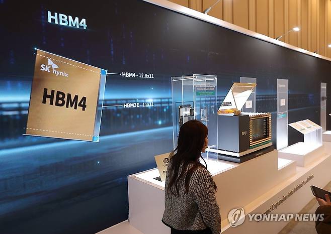 HBM4 영상 재생되는 SK 하이닉스 부스 (라스베이거스=연합뉴스) 김성민 기자 = CES 개막 3일차인 8일(현지시간) 미국 네바다주 라스베이거스 베네시안 컨벤션센터 SK 하이닉스 부스에 HBM4 영상이 재생되고 있다. 2026.1.9 ksm7976@yna.co.kr