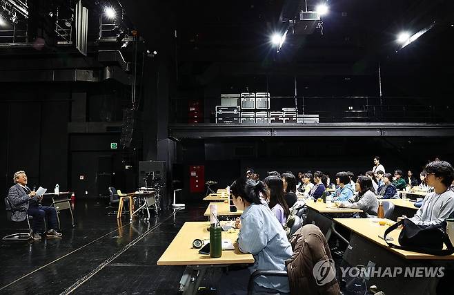 '연극내일 프로젝트' 배우 박근형 마스터클래스 (고양=연합뉴스) 진연수 기자 = 배우 박근형이 13일 오후 경기도 고양시 일산동구 한국문화예술위원회 예술인력개발원에서 열린 연극내일 프로젝트 '2026 연극캠프' 마스터 클래스에서 강연을 하고 있다. 2026.1.13 jin90@yna.co.kr