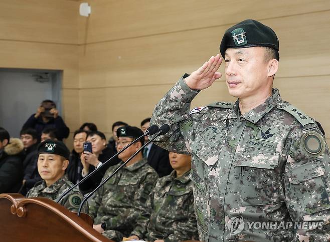 육군 15사단, 임외택 제45대 사단장 취임 (화천=연합뉴스) 14일 강원 화천군 승리체육관에서 열린 육군 제15보병사단 제45대 사단장 취임식에서 신임 사단장인 임외택 소장이 경례하고 있다 2026.1.14 [육군 제15보병사단 제공. 재판매 및 DB 금지] yangdoo@yna.co.kr