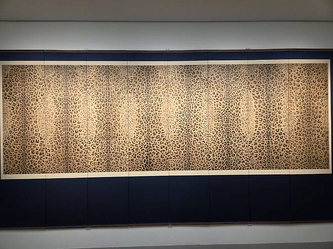 '호피도' (서울=연합뉴스) 박의래 기자 = 서울 종로구 사간동 갤러리현대 본관에서 열린 '장엄과 창의: 한국 민화의 변주'전에 전시된 '호피도'. 2026.1.14. laecorp@yna.co.kr