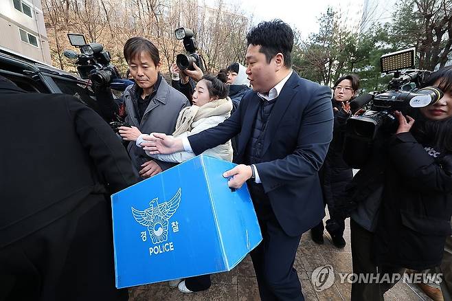 '비위 의혹' 김병기 자택 압수수색 종료 (서울=연합뉴스) 임화영 기자 = 경찰이 14일 공천헌금 수수 등 각종 비위 의혹을 받는 더불어민주당 김병기 의원의 자택인 서울 동작구의 한 아파트에서 압수수색을 마친 뒤 압수품 상자를 들고 나서고 있다. 2026.1.14 hwayoung7@yna.co.kr