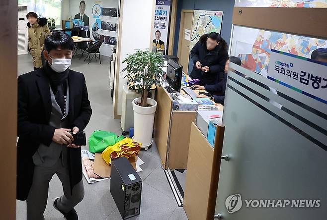 경찰, 김병기 지역구 사무실 압수수색 (서울=연합뉴스) 이진욱 기자 = 경찰이 14일 공천헌금 수수 등 각종 비위 의혹을 받는 더불어민주당 김병기 의원의 서울 동작구 지역구 사무실에서 압수수색을 하고 있다. 2026.1.14 cityboy@yna.co.kr