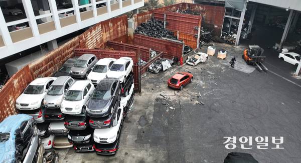 최근 포천시 폐차장에서 화재가 발생하는 등 해마다 폐차장 화재가 잇따르면서 각별한 주의가 요구되고 있다. 사진은 15일 경기도내 한 폐차장에 자동차가 쌓여있는 모습. 2026.1.15 /최은성기자 ces7198@kyeongin.com