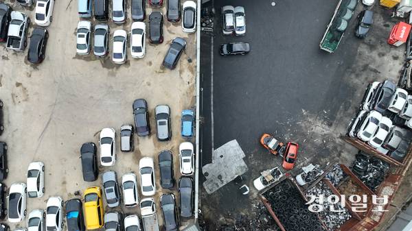 최근 포천시 폐차장에서 화재가 발생하는 등 해마다 폐차장 화재가 잇따르면서 각별한 주의가 요구되고 있다. 사진은 15일 경기도내 한 폐차장에 자동차가 쌓여있는 모습. 2026.1.15 /최은성기자 ces7198@kyeongin.com