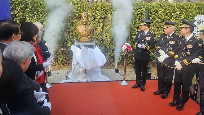 ▲ 경찰 영웅 고 전창신 경감 흉상 제막식이 15일 인천경찰청에서 열렸다.