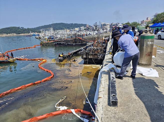 해양경찰이 방제작업을 실시하고 있다.