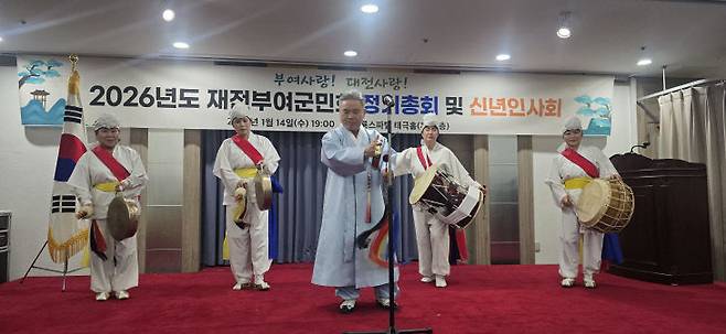 이환수 전 대전시국악협회장이 이끄는 사물놀이패의 사물놀이 식전 공연 장면.