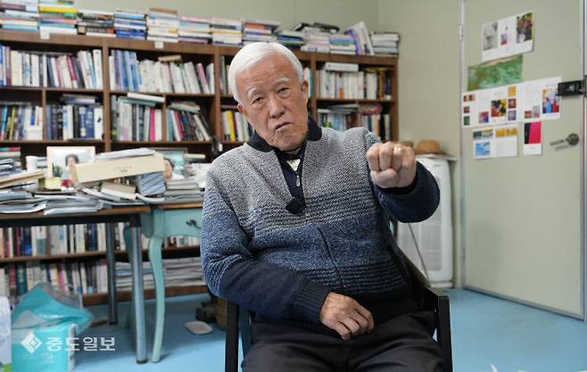 장인순 전 원자력연구원장(현 전의마을도서관장)이 인터뷰에 임하고 있다. 금상진 기자