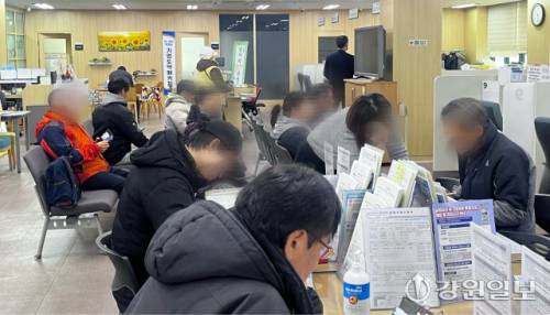 ◇12일 방문한 고용노동부 춘천고용복지플러스센터. 2시간 동안 80여명이 방문해 신청서를 작성한 후 접수를 기다리는 모습. 사진=고은기자
