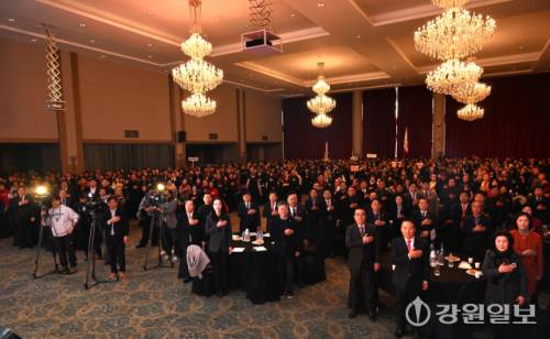 ◇14일 호텔 인터불고 원주에서 열린 국민의힘 강원특별자치도당 신년인사회에서 참석 당원들이 국민의례하고 있다. 신세희기자