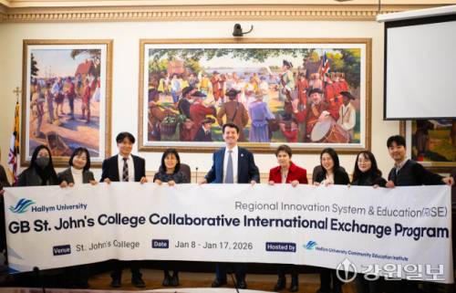 그레이트북스 튜터 양성 과정 연수단과 한경민·이용화 교수는 미국 현지시간 13일, 세인트존스대학 소재지인 미국 아나폴리스시의 공식 환영 행사에 초청 받았다. 사진은 제럴드 리트먼 시장(사진 가운데)과 에밀리 랭스턴 교수와 함께 찍은 기념 촬영.