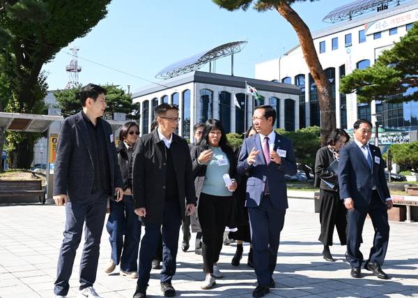 경주 APEC에 참석한 한스 레오 칵닥 필리핀 이주노동부 장관이 계절노동자 운영 모범사례로 평가받는 거창군을 깜짝 방문하자 제널린 씨가 통역으로 나서 구인모 거창군수 말을 옮기고 있다. /거창군