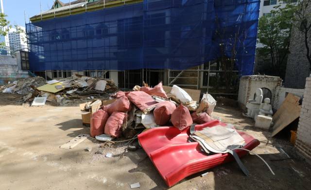 저출산 여파로 인해 문을 닫는 유치원이 늘고 있다. 지난 2023년 4월 대구 달서구의 한 유치원이 폐원으로 철거된 놀이 시설물들이 마당에 놓여있다. 김영진 기자 kyjmaeil@imaeil.com