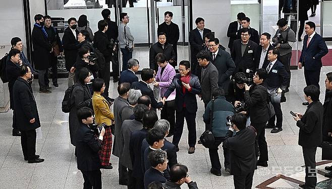 2026 영호남 국가균형발전 공동선포식 및 신년교류회가 14일 오후 국회의사당 국회박물관에서 열렸다.이날 조덕선 SRB미디어그룹 무등일보 회장, 손인락 영남일보 사장, 김종석 무등일보 사장 등 언론사 간부들이 내빈들을 맞이하고 있다. 임정옥 객원기자