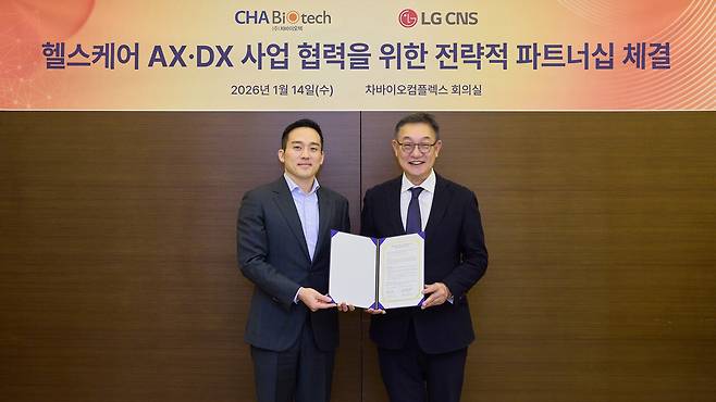차바이오그룹 차원태 부회장(왼쪽)과 LG CNS CEO 현신균 사장이 지난 14일 열린 경기도 성남시 판교 차바이오컴플렉스에서 열린 지분 투자 및 AX·DX 사업 협력을 위한 전략적 파트너십 협약식에서 기념사진을 촬영하고 있다. [사진=차바이오텍]