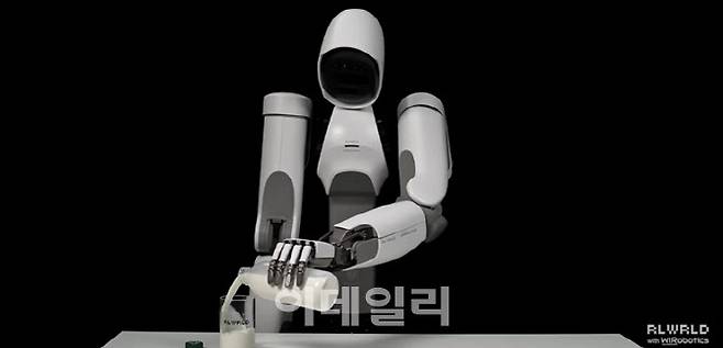 로봇 알렉스의 로봇 손 조작 학습을 고도화하는 모습.(사진=리얼월드)