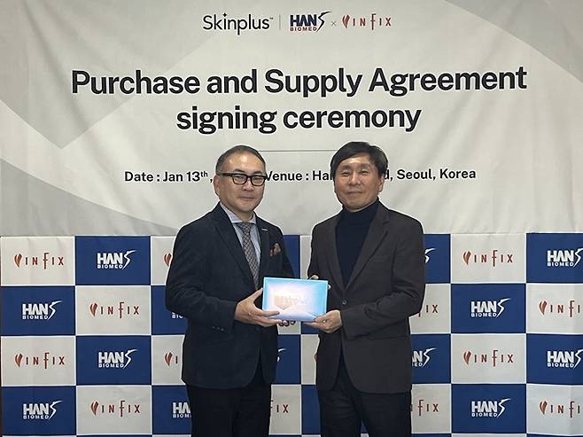 김근영 한스바이오메드 대표가 지난 13일 일본 인픽스와 스킨부스터 제품 '스킨플러스' 독점 공급 계약을 체결하고 있다.(사진=한스바이오메드)