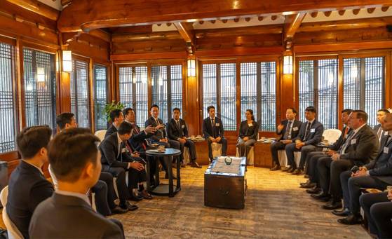 대통령경호처는 경주 APEC 계기 한미 경호협력에 대한 감사의 의미로 미국 대사관이 대사관저에서 개최한 리셉션에 참석했다고 15일 밝혔다. 〈사진=대통령경호처〉