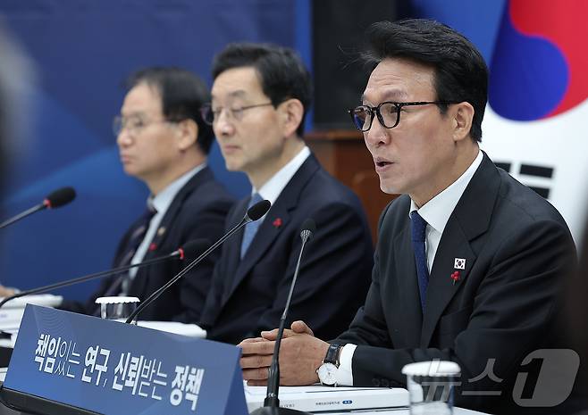 김민석 국무총리가 지난 9일 서울 은평구 한국행정연구원에서 열린 경제인문사회연구회 업무보고에서 모두발언을 하고 있다. 2026.1.9/뉴스1 ⓒ News1 김성진 기자