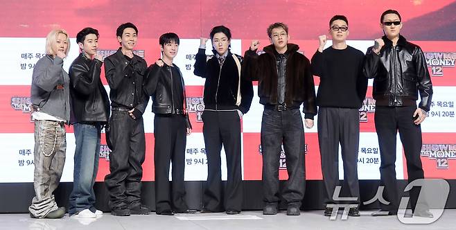 가수 겸 프로듀서 릴 모쉬핏(왼쪽부터)과 박재범, 로꼬, 그레이, 지코, 크러쉬, 허키 시바세키, 제이통이 15일 오전 서울 강남구 엘리에나호텔에서 열린 Mnet ‘쇼미더머니12’ 제작발표회에 참석해 포즈를 취하고 있다. 2026.1.15/뉴스1 ⓒ News1 권현진 기자