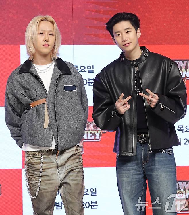 가수 겸 프로듀서 릴 모쉬핏과 박재범(오른쪽)이 15일 오전 서울 강남구 엘리에나호텔에서 열린 Mnet ‘쇼미더머니12’ 제작발표회에 참석해 포즈를 취하고 있다. 2026.1.15/뉴스1 ⓒ News1 권현진 기자