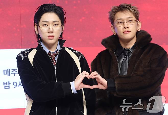 가수 겸 프로듀서 지코와 크러쉬(오른쪽)가 15일 오전 서울 강남구 엘리에나호텔에서 열린 Mnet ‘쇼미더머니12’ 제작발표회에 참석해 포즈를 취하고 있다. 2026.1.15/뉴스1 ⓒ News1 권현진 기자