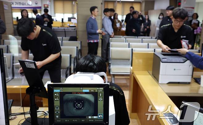 15일 오전 서울 영등포구 서울지방병무청에서 열린 올해 첫 병역판정감사에서 병역의무자들이 검사를 받고 있다. 검사 대상은 올헤 19세가 되는 2007년생, 20세 검사 후 입영을 신청한 2006년생, 병역판정검사 연기자 등 약 25만명이다. 2026.1.15/뉴스1 ⓒ News1 김명섭 기자