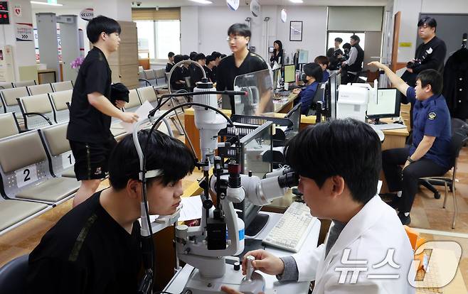 15일 오전 서울 영등포구 서울지방병무청에서 열린 올해 첫 병역판정감사에서 병역의무자들이 검사를 받고 있다. 검사 대상은 올헤 19세가 되는 2007년생, 20세 검사 후 입영을 신청한 2006년생, 병역판정검사 연기자 등 약 25만명이다. 2026.1.15/뉴스1 ⓒ News1 김명섭 기자