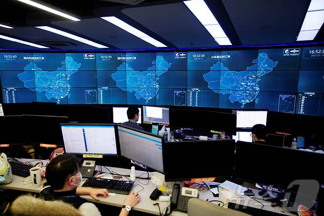 씨트립 직원들이 상하이 본사 네트워크 운영센터에서 근무 중이다. 2021.1.14 ⓒ 로이터=뉴스1 ⓒ News1 정은지 특파원