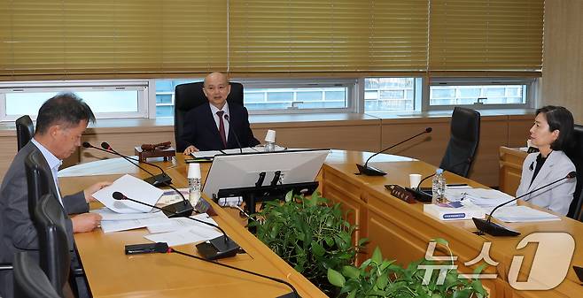 안창호 국가인권위원회 위원장이 3일 오후 서울 중구 인권위에서 열린 제16차 상임위원회를 주재하고 있다. 2025.7.3/뉴스1 ⓒ News1 장수영 기자