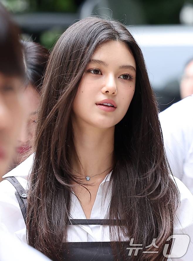 '뉴진스 퇴출·431억 소송' 다니엘, 중국 SNS 계정 개설…현지 진출?