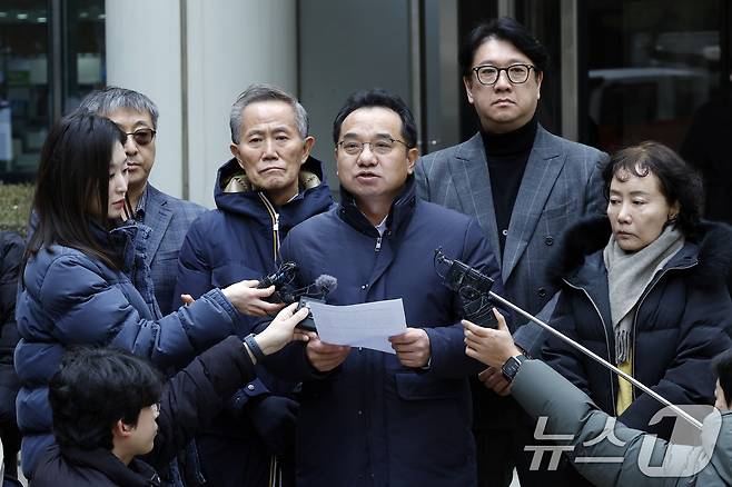 명승권 한국금연운동협의회장이 15일 오후 서울 서초동 서울고등법원 앞에서 주식회사 케이티앤지 외 3명 손해배상 청구 2심 선고 공판 종료 후 입장을 밝히고 있다. 2026.1.15/뉴스1 ⓒ News1 박정호 기자