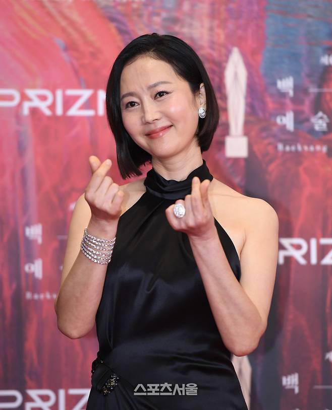 염정아가 7일 서울 강남 코엑스에서 열린 백상예술대상 레드카펫 행사에서 포즈를 취하고 있다. 최승섭기자 thunder@sportsseoul.com