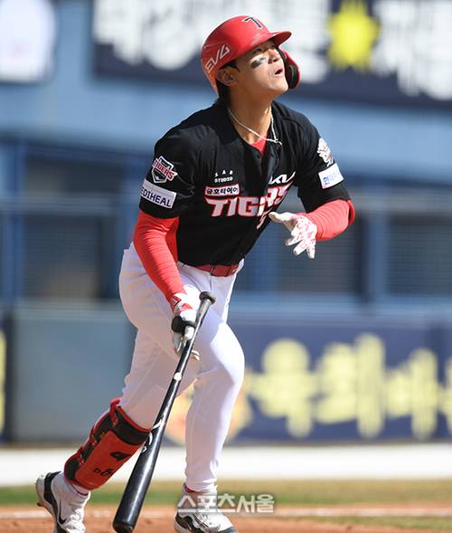 KIA 김도영이 13일 잠실야구장에서 열린 2025 KBO리그 시범경기 두산과 경기 5회초 1사 타구를 바라보고 있다. 우익수 파울플라이 아웃.  2025. 3. 13. 잠실 | 최승섭기자 thunder@sportsseoul.com