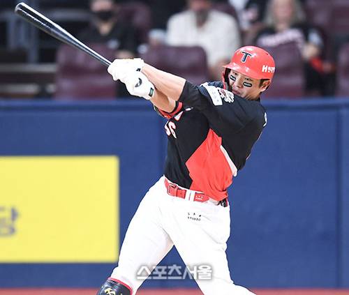 KIA 오선우가 25일 고척스카이돔에서 열린 2025 KBO리그 키움과 경기 4회초 무사1루 파울을 치고 있다.  2025. 6. 25. 고척 | 최승섭기자 thunder@sportsseoul.com