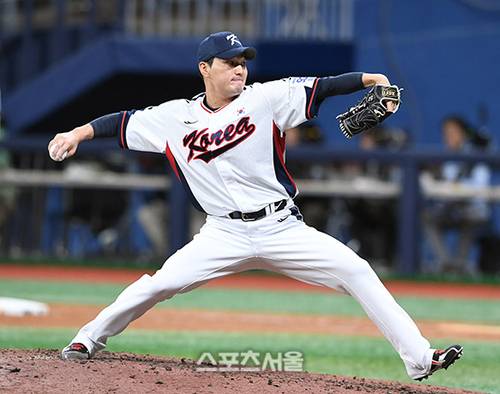 대한민국 야구 대표팀의 전상현이 6일 고척스카이돔에서 열린 상무와의 평가전 9회말 등판해 힘차게 공을 던지고 있다. 2024. 11. 6.  고척 | 박진업 기자 upandup@spotsseoul.com
